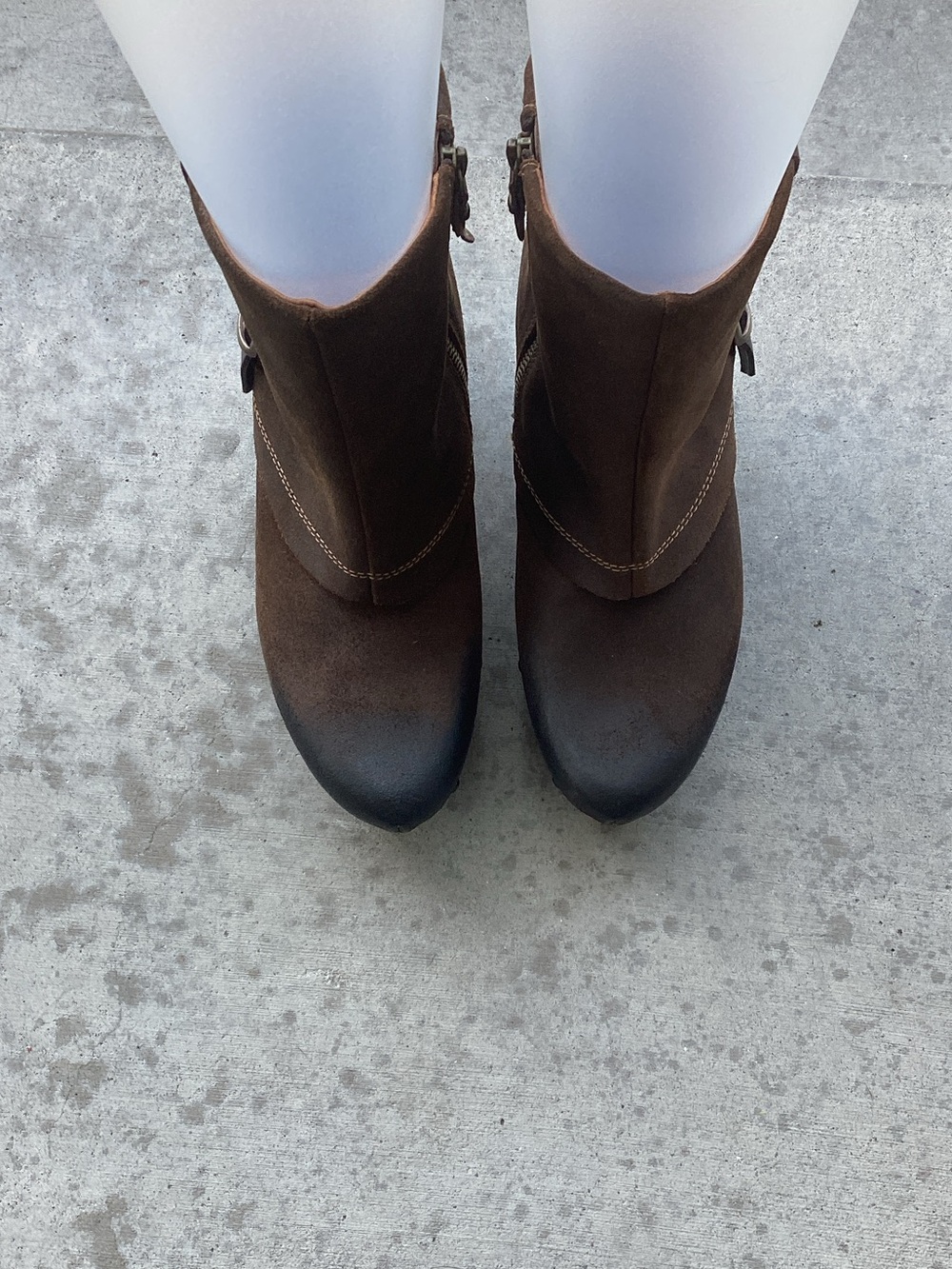 Earthies “ Lacarne” Dark Brown Suede Ankle Booties Sz 8.5 Heels 3 Inches